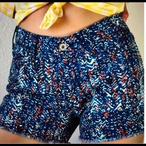 LEVIS NAVY CORAL SPECKLE PRINT SHORT WITH FRAYED HEM